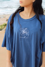 Load image into Gallery viewer, Hibiscus Oahu Tee - Indigo Blue